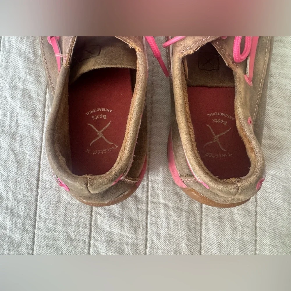Twisted X Tough enough to wear pink Bomber Driving Moc leather Girls 2.5M